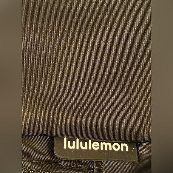 NWT- Lululemon Athletica Everywhere Belt Bag COLOR: Black - Picture 5 of 10